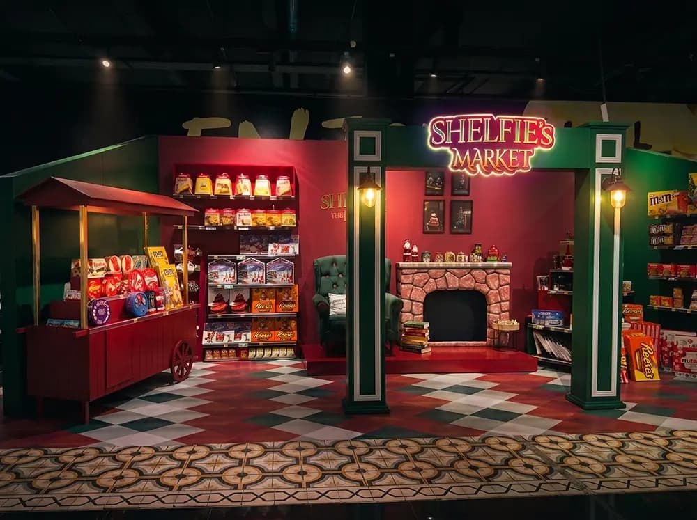 Spinneys Christmas market activation with a themed portal, fireplace and market cart built by Proink